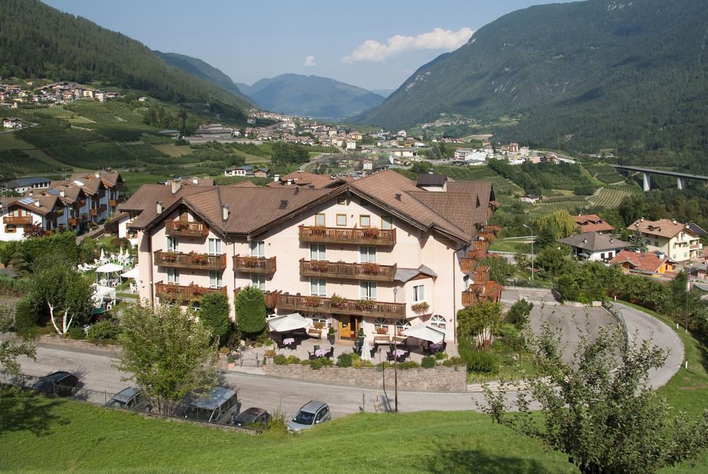 Hotel Michela Мале Экстерьер фото