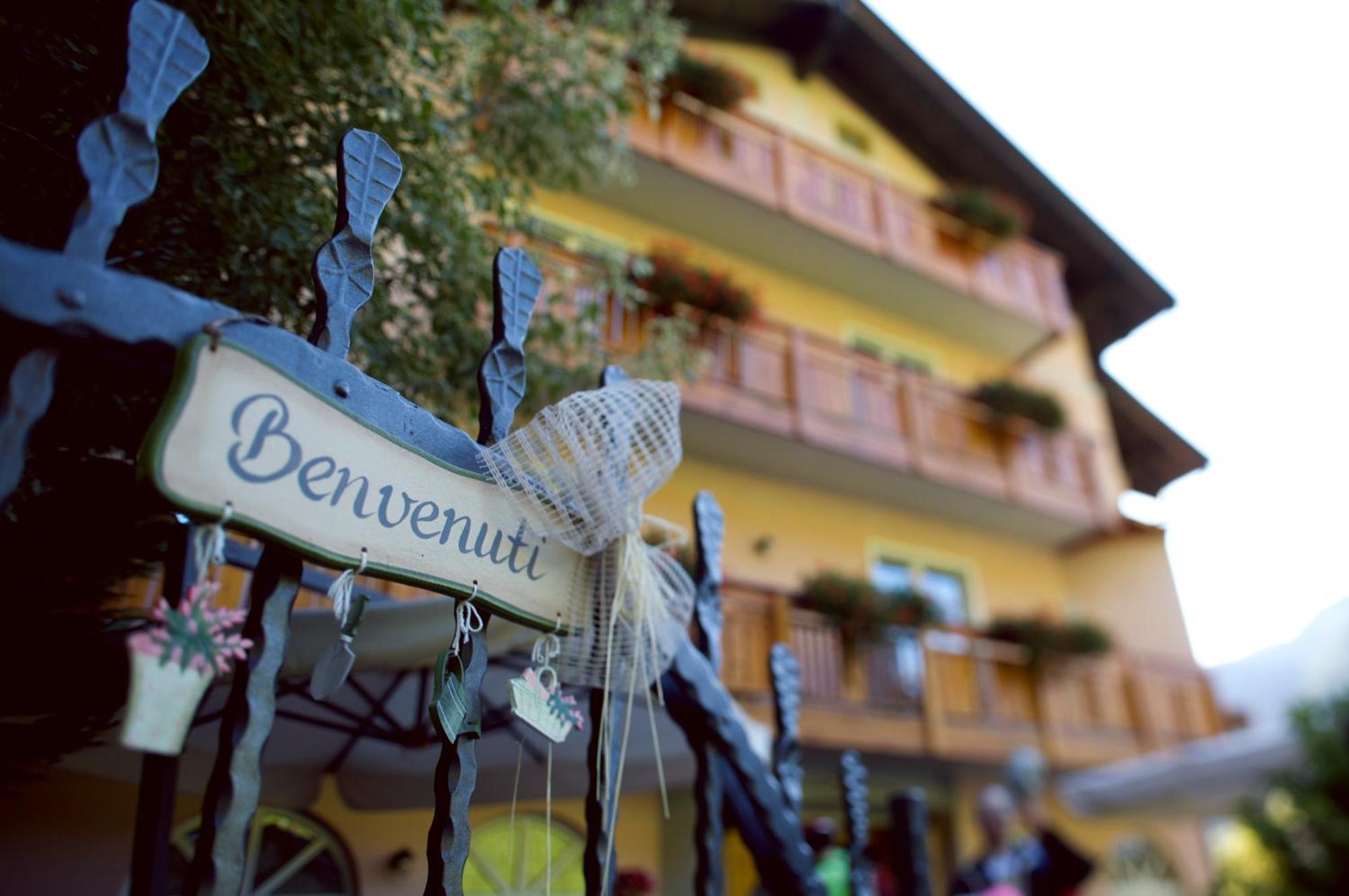 Hotel Michela Мале Экстерьер фото