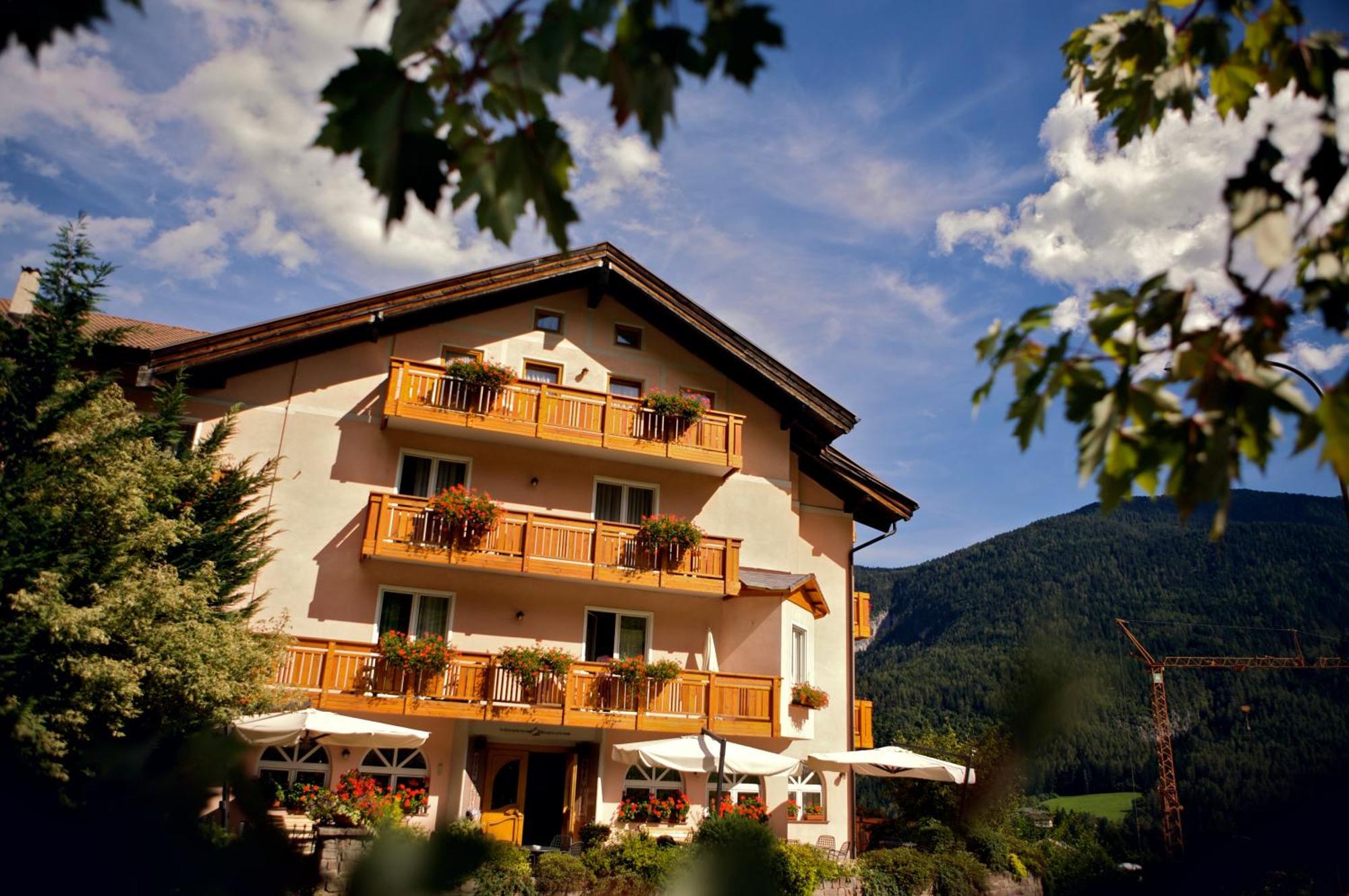 Hotel Michela Мале Экстерьер фото