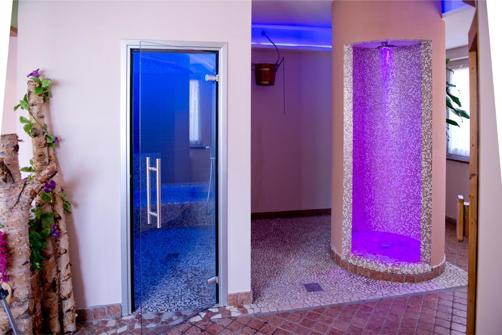 Hotel Michela Мале Экстерьер фото