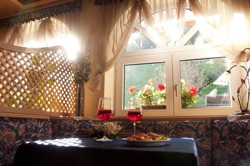 Hotel Michela Мале Экстерьер фото