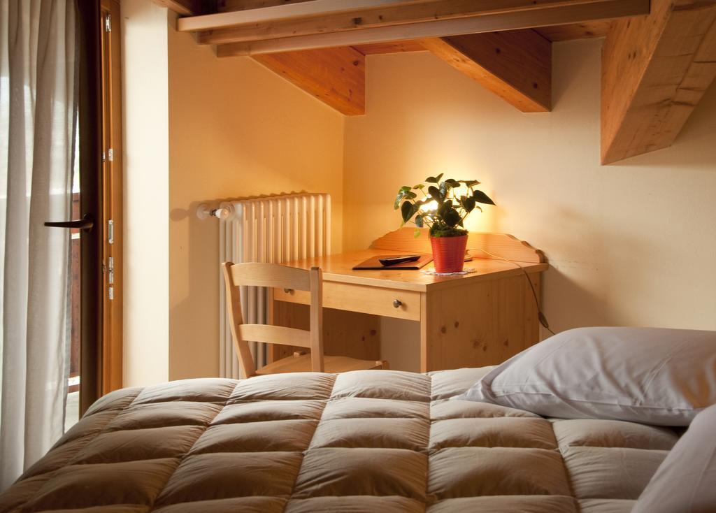 Hotel Michela Мале Экстерьер фото