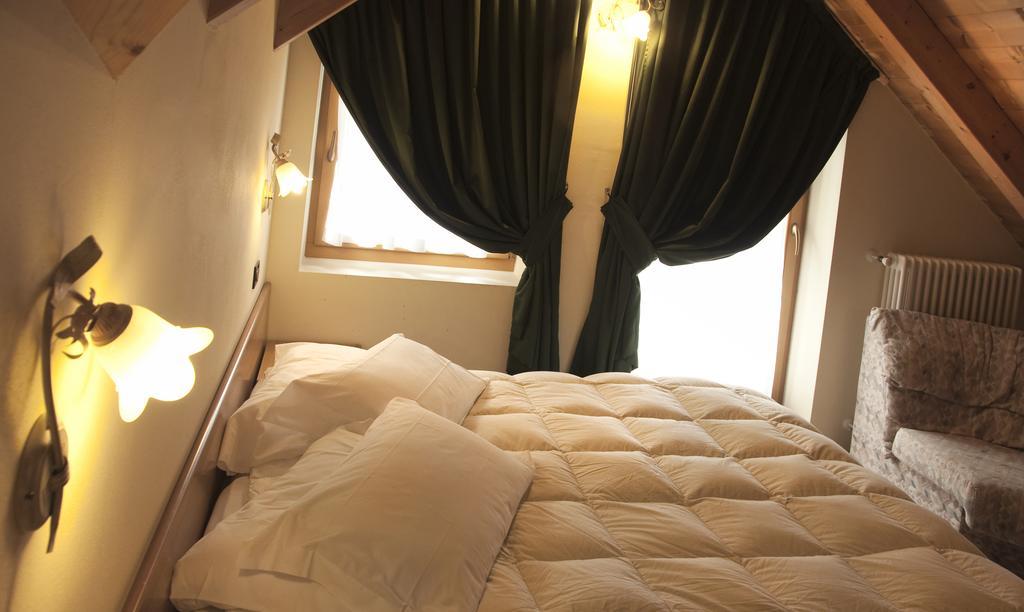Hotel Michela Мале Экстерьер фото