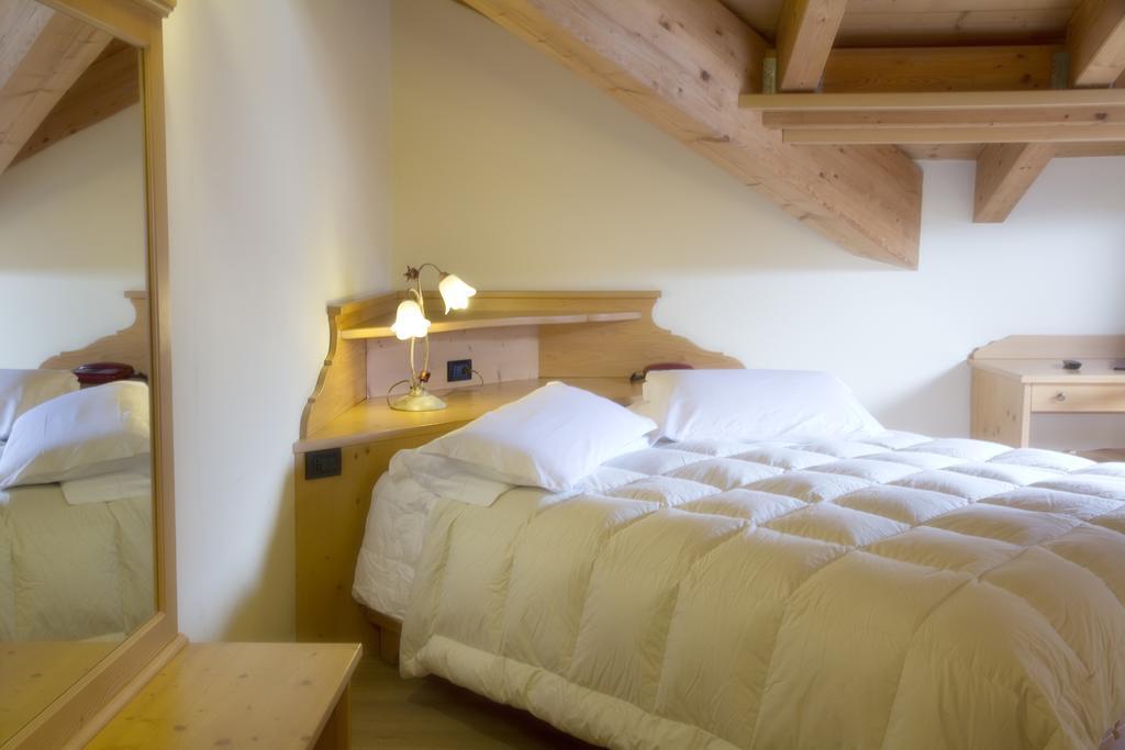 Hotel Michela Мале Экстерьер фото