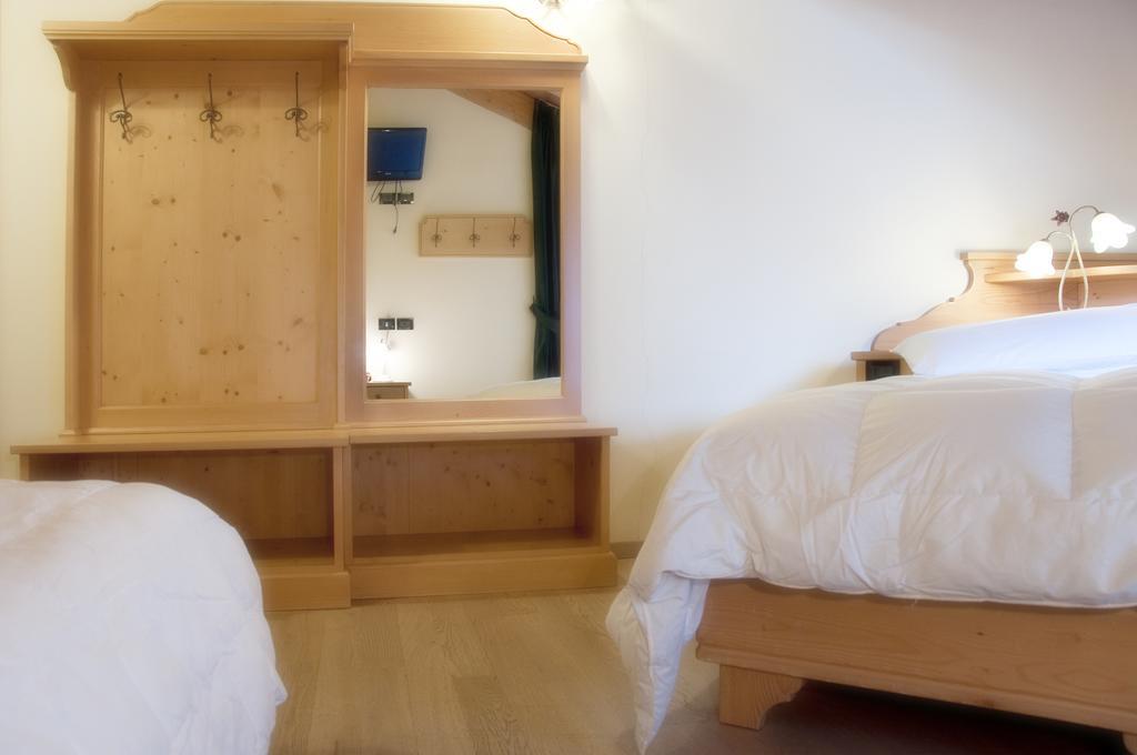 Hotel Michela Мале Экстерьер фото