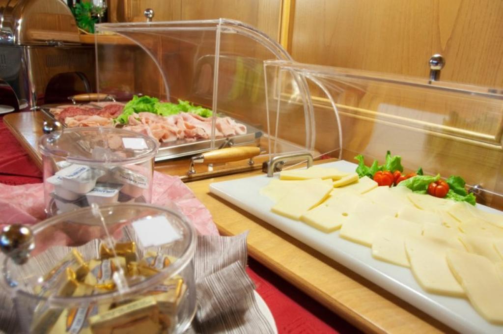Hotel Michela Мале Экстерьер фото