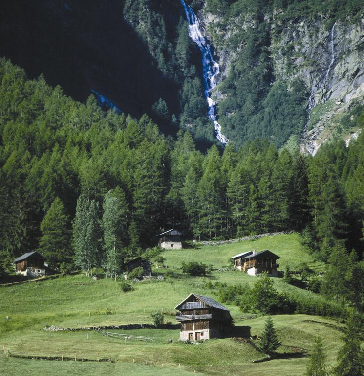 Hotel Michela Мале Экстерьер фото
